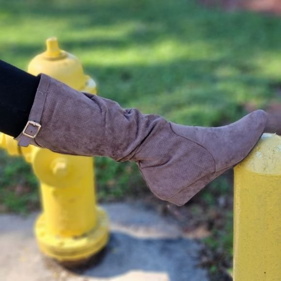 Women's Taupe Wrinkle Finish Calf Length Pull On Boots Rounded Toe - Picture 3 of 6